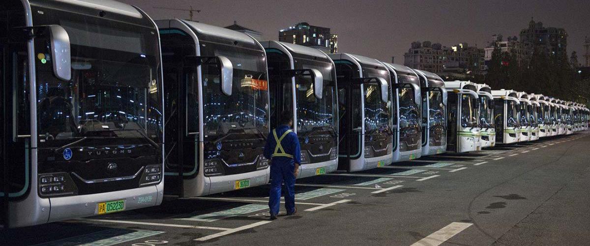 15 июня 2025 года бизнесмен. Общественный транспорт в Китае. Автобус 2025 года. Современный транспорт Китая. Китайские автобусы гармошки.